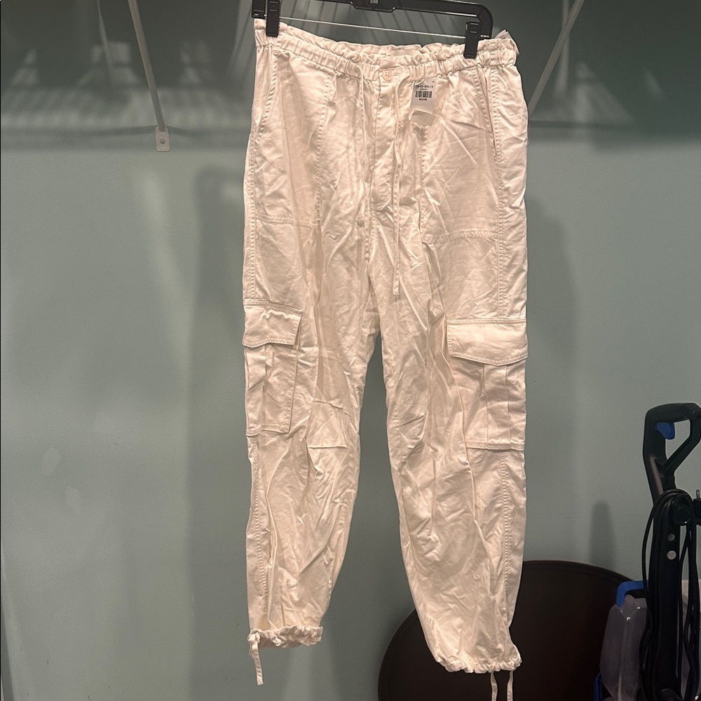 NWT Abercrombie cream cargo pants with tie waist